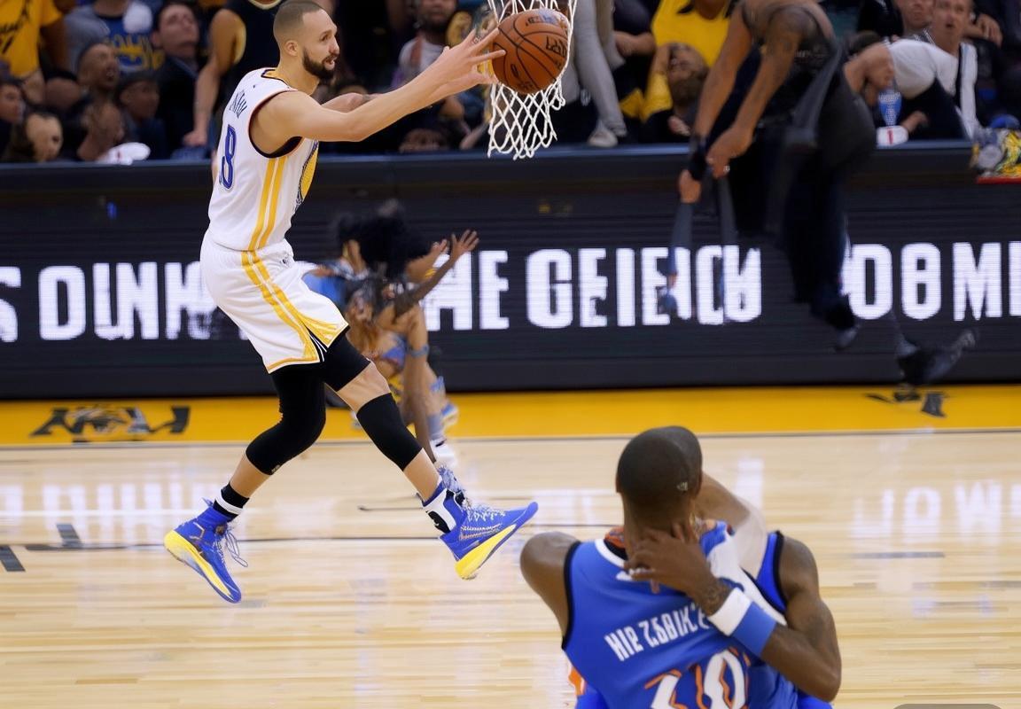 2017-2018赛季NBA勇士vs雷霆巅峰对决回顾：传奇对决与精彩瞬间(图3)